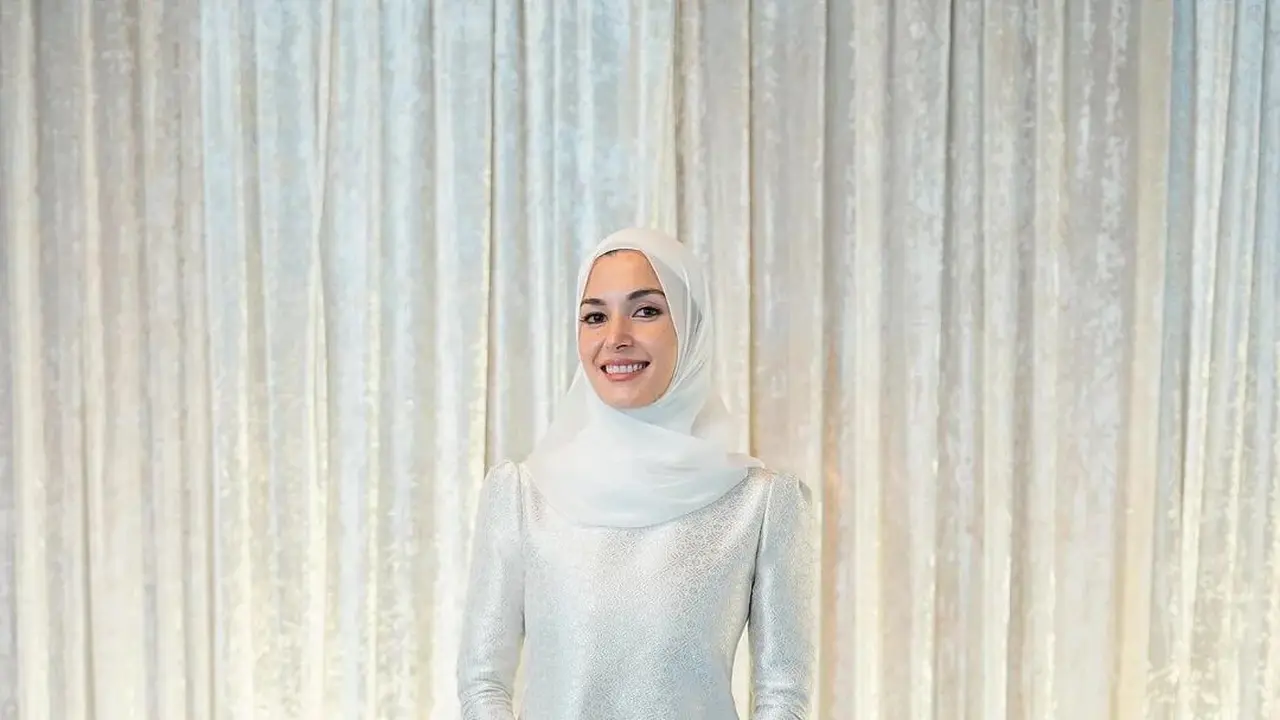8 Inspirasi Baju Kurung Elegan dari Public Figure, Anisha Rosnah-Ayu Ting Ting
