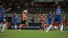 Pemain sayap Madura United lulinha saat pertandingan melawan PSIS Semarang.