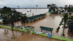 Foto udara menunjukkan gedung sekolah terendam banjir di Kota Abuyog, Provinsi Leyte, Filipina, 11 April 2022. Banjir terjadi menyusul hujan lebat yang disebabkan oleh badai tropis Agaton. (Bobbie ALOTA/AFP)