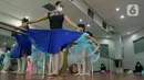 Instruktur mengajari balet kepada murid di sanggar on point Ballet School, Jakarta, Jumat (11/06/2021). Sanggar balet tersebut sudah buka kembali normal, dengan kapasita 50 persen, untuk murid yang kurang sehat dan masih belom berani tatap muka, di bukakan online.(Liputan6.com/Herman Zakharia)