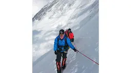 Malavath Poorna (depan) menggapai puncak Everest lewat jalur Tibet. Jalur Tibet dinilai lebih sulit dibanding jalur Nepal. (AFP PHOTO/SOCIAL WELFARE RESIDENTIAL EDUCATIONAL INSTITUTIONS SOCIETY)