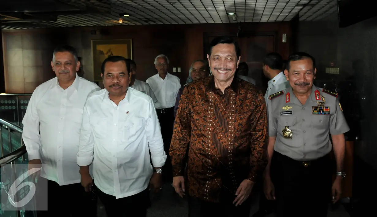 Menkopolhukam Luhut Panjaitan (kedua Kanan), Jaksa Agung RI HM Prasetyo (kedua Kiri), Kapolri Badrodin Haiti (kanan), Dirut PLN Sofyan Basir (kiri) saat menghadiri acara Rapat Kordinasi Terbatas, di Jakarta, Kamis (3/9/2015). (Liputan6.com/Johan Tallo)