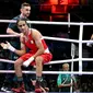 Petinju Aljazair, Imane Khelif (kiri), setelah pertarungan melawan petinju Italia, Angela Carini, pada pertarungan kelas 66 kg wanita di North Paris Arena, Villepinte, Kamis (1/8/2024). (AFP/Mohd Rasfan)