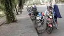 Pengendara sepeda motor parkir di sekitar Taman Suropati, Jakarta, Selasa (28/8). Meski terpampang rambu larangan parkir dan berhenti, pengendara tetap parkir di sekitar taman. (Liputan6.com/Immanuel Antonius)