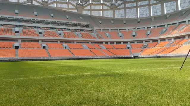 Lapangan sepak bola Jakarta Internasional Stadium (JIS) tidak sesuai standar FIFA.