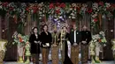 Gibran dan Selvi didampingi Presiden Jokowi, Nyonya Iriana Jokowi dan kedua adik Gibran; Kaesang Pengarep dan  Kahiyang Ayu. (Galih W. Satria/bintang.com)