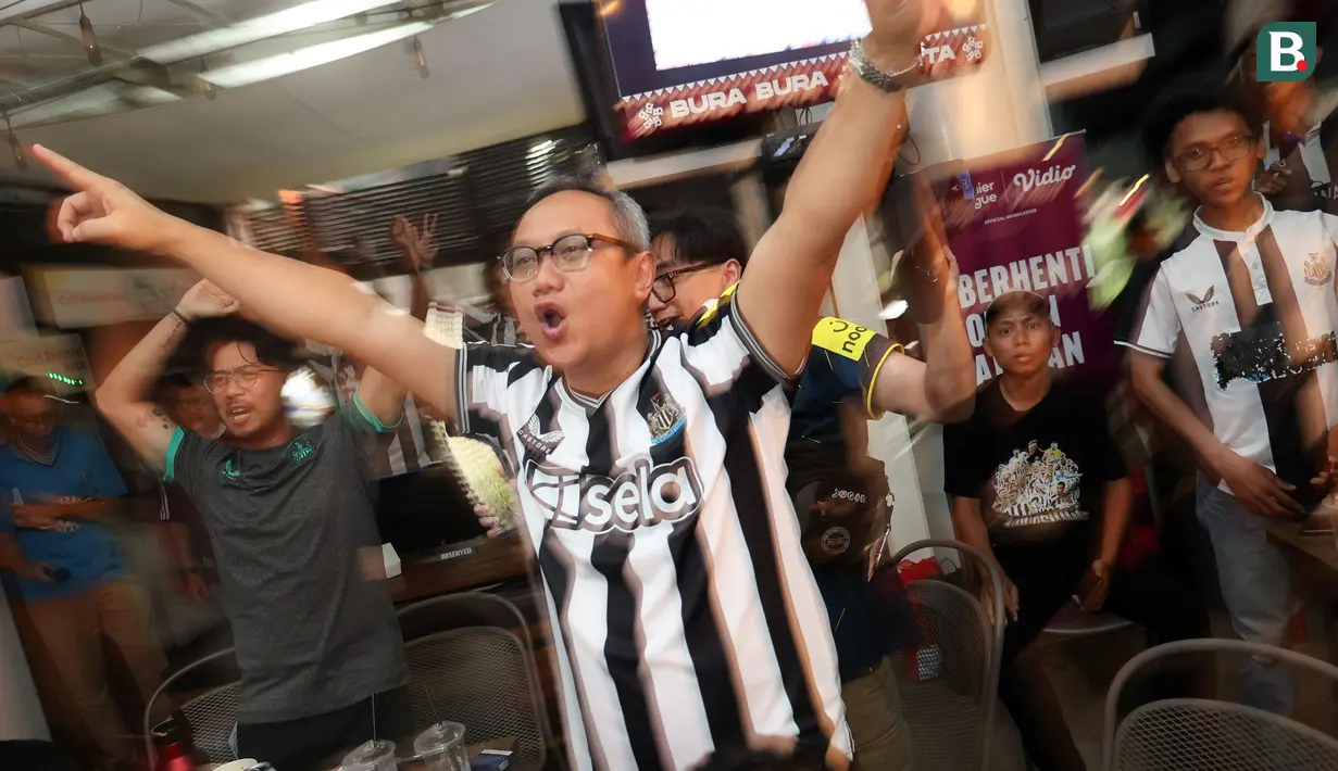 <p>Sejumlah pendukung Newcastle United yang tergabung dalam Indo Toon Army melakukan selebrasi ketika Sean Longstaff mencetak gol penyeimbang 1-1 ke gawang Brighton saat Roaring Night Liga Inggris 2023/2024 di Triboon Kemang, Jakarta Selatan, Sabtu (11/05/2024). (Bola.com/Abdul Aziz)</p>
