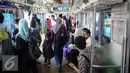 Sejumlah penumpang menaiki kereta rel listrik di Stasiun Bogor, Jawa Barat, Rabu (21/12). PT KAI Commuter Jabodetabek (KCJ) menargetkan untuk dapat melayani 1,2 juta penumpang per hari pada awal 2019. (Liputan6.com/Faizal Fanani)