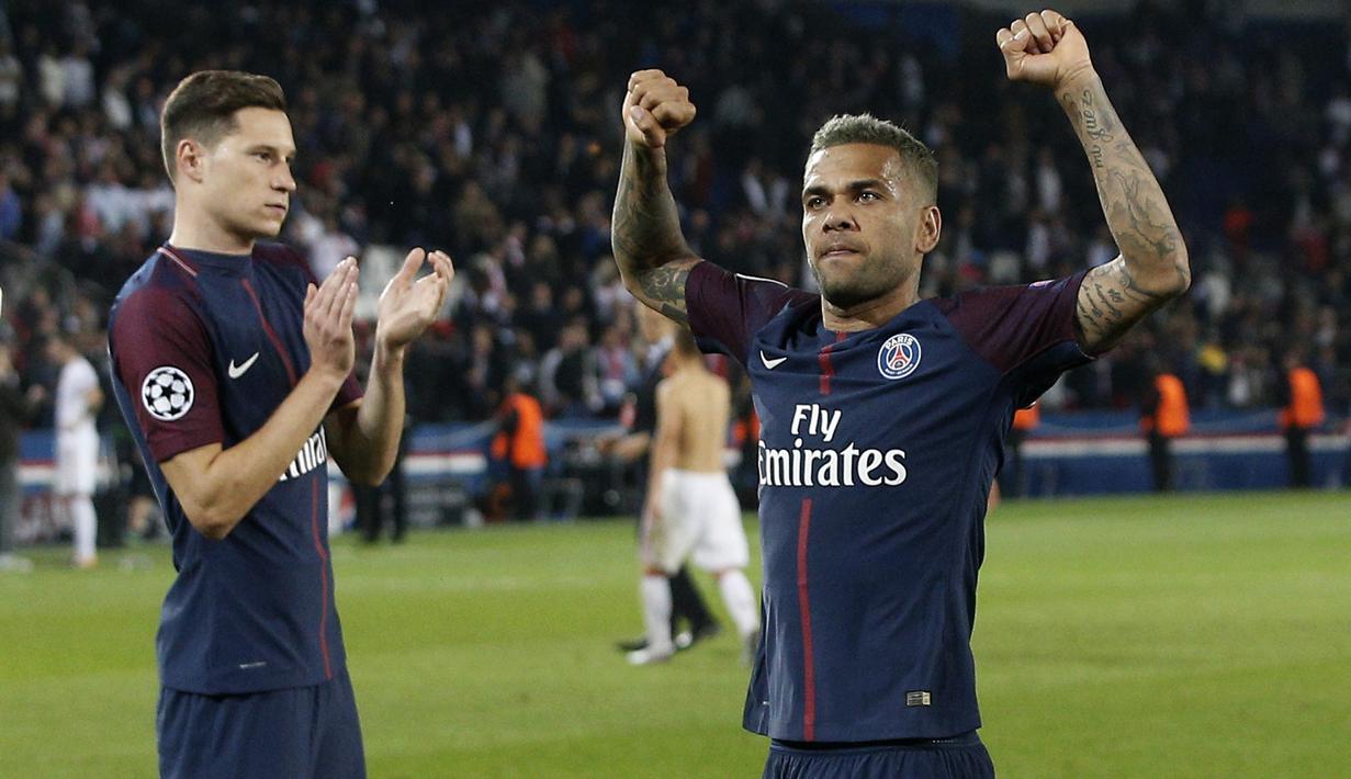 Pemain PSG, Dani Alves mencetak satu gol saat timnya menang atas Bayern Munchen pada laga grup B Liga Champions di Parc des Princes stadium, Paris,(27/9/2017). PSG menang 3-0.(AP/Christophe Ena)