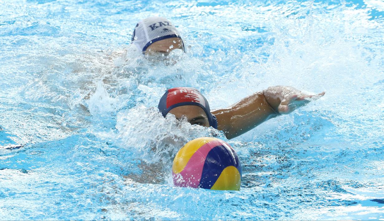 Pemain Polo Air Putra Indonesia, Silvester G Manik (depan) menghindari kawalan Alexey Shmider (Kazakhstan) pada perempat final Polo Air Putra Asian Games 2018 di Stadion Akuatik GBK Jakarta, Kamis (30/8). (Liputan6.com/Helmi Fithriansyah)