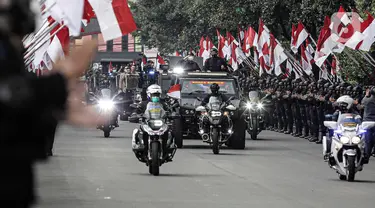Menteri Pertahanan Prabowo Subianto (tengah kiri) didampingi Dankorbrimob Polri Irjen Pol Anang Revandoko tiba di Mako Brimob, Depok, Jawa Barat, Jumat (12/11/2021). Kedatangan Prabowo pada HUT ke-76 Brimob tersebut disambut dengan berbagai atraksi pasukan. (Liputan6.com/Faizal Fanani)