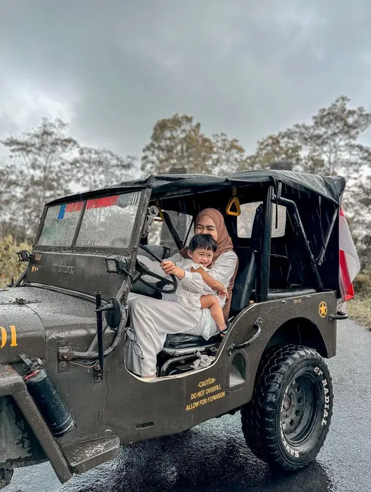 Meski begitu, tak sedikit netizen yang mendoakan agar keduanya selalu sehat dan bahagia. "Bahagia terus kaliaaannn, sehat juga yaaaa," tulis seorang netizen mendoakan Ria Ricis dan Moana. [Foto: Instagram/riaricis1795]