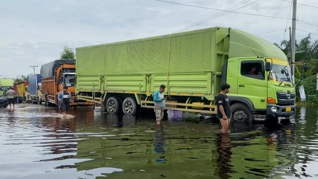 Luapan Sungai Kampar yang merendam Jalan Lintas Timur di Kabupaten Pelalawan.