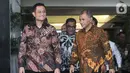 Menteri Sosial Juliari Peter Batubara (kiri) dan Pimpinan KPK Agus Rahardjo (kanan) usai menggelar pertemuan tertutup di Gedung KPK, Jakarta, Senin (04/11/2019). Pertemuan membahas sinkronisasi data warga miskin agar bantuan kesehatan tepat sasaran. (merdeka.com/Dwi Narwoko)