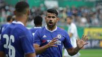 Diego Costa mengingatkan pemain muda Chelsea untuk lebih fokus dalam menjaga pemain Rapid Vienna. (Bola.com/Reza Khomaini)