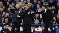 Manajer MU, Jose Mourinho terlibat adu argumen dengan manajer Chelsea, Antonio Conte (AP Photo/Frank Augstein)