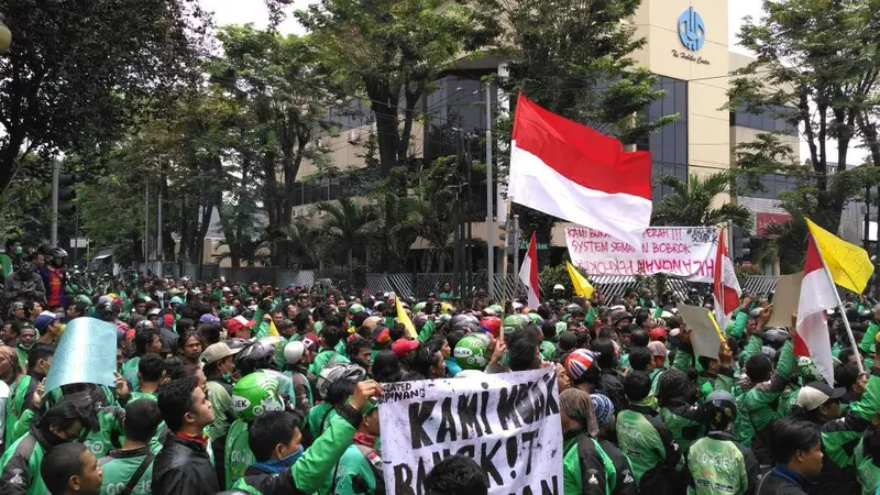 Unjuk rasa ratusan driver Gojek di kantor PT Gojek Indonesia, Kemang, Jakarta Selatan, mulai memanas.