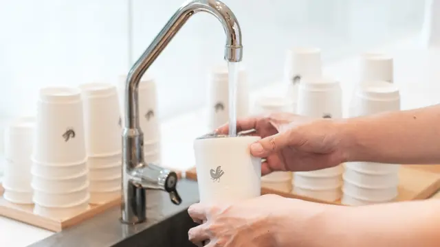 Layanan Pencucian Ulang Tumbler Pelanggan di Kedai Kopi, Manfaatnya Dobel