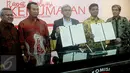 Ketua KPU Pusat Juri Ardiantoro (kedua kanan) dan Ketua Komisi informasi Publik John Fresly (ketiga kiri) menunjukkan nota kesepakatan di Gedung KPU, Jakarta, Selasa (29/11).  (Liputan6.com/Helmi Afandi)