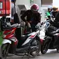 Sejumlah pengendara motor antre untuk mengisi bahan bakar minyak (BBM) di SPBU, Jakarta, Kamis (5/1). PT Pertamina (Persero) menaikan harga Bahan Bakar Minyak Umum jenis Pertamax Series, Pertalite, dan Dexlite Rp 300 per liter. (Liputan6.com/Angga Yuniar)