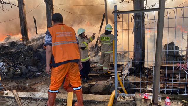 Kebakaran rumah sepi permanen dan lapak pedagang di kawasan Pejagalan, Penjaringan Jakarta Utara pada Rabu (14/8/2024).