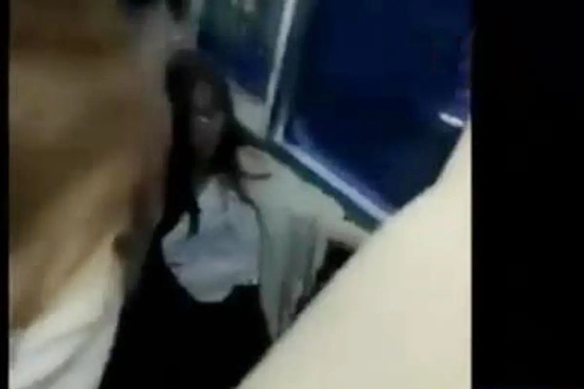 Detik-Detik Penumpang Commuter Line Saling Jambak Berebut Duduk