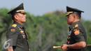 Jenderal TNI Moeldoko (kiri) menyerahkan tugas dan tanggung jawab sebagai Panglima TNI kepada Jenderal TNI Gatot Nurmantyo di Mabes TNI Jakarta, Selasa (14/7/2015). Upacara serah terima jabatan ini dihadiri 1.664 pasukan. (Liputan6.com/Helmi Fithriansyah)