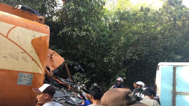 Penampakan horornya kecelakaan bus di Lampung yang tewaskan 8 penumpang