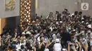 Mantan pesepakbola Timnas Jerman Mesut Ozil usai melaksanakan Sholat Jumat di Masjid Istiqlal, Jakarta, Jumat (27/5/2022). Dalam kunjungannya ke Indonesia, mantan pesepakbola Timnas Jerman tersebut menyempatkan Sholat Jumat di Masjid Istiqlal. (Liputan6.com/Herman Zakharia)