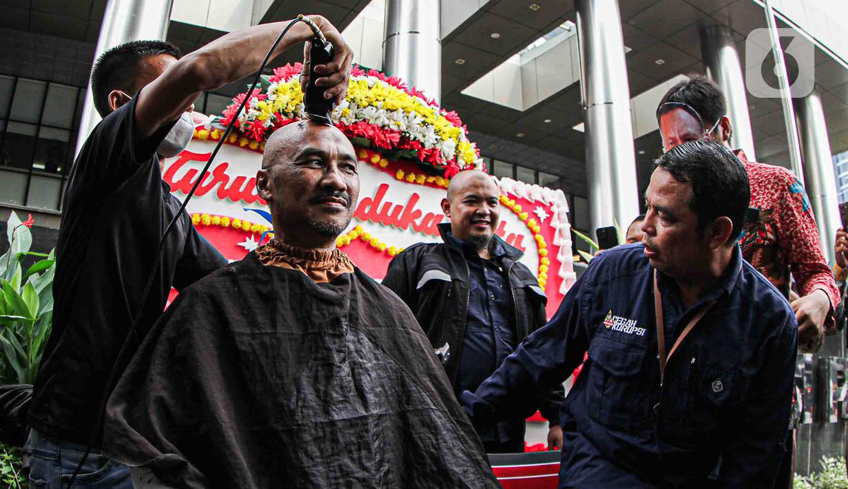 Menurut Abraham, hal itu sebagai simbol kalau KPK harus dibersihkan dari sesuatu yang kotor. (Liputan6.com/Faizal Fanani)