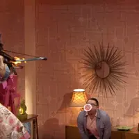 Kontestan ini melakukan kesalahan saat memamerkan bakatnya. Dia malah menancapkan anak panah yang terbakar api ke leher pasangannya. | via: youtube.com