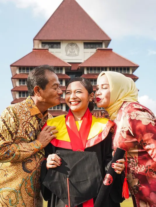 Dalam momen tersebut, Amel di temani oleh ayah dan ibu serta kakaknya. Potret bahagia Amel membagikan momen foto bersama Qomaruzzaman (ayah) dan Oktarina Aqmarina (ibu). [Instagram/oktarina28]