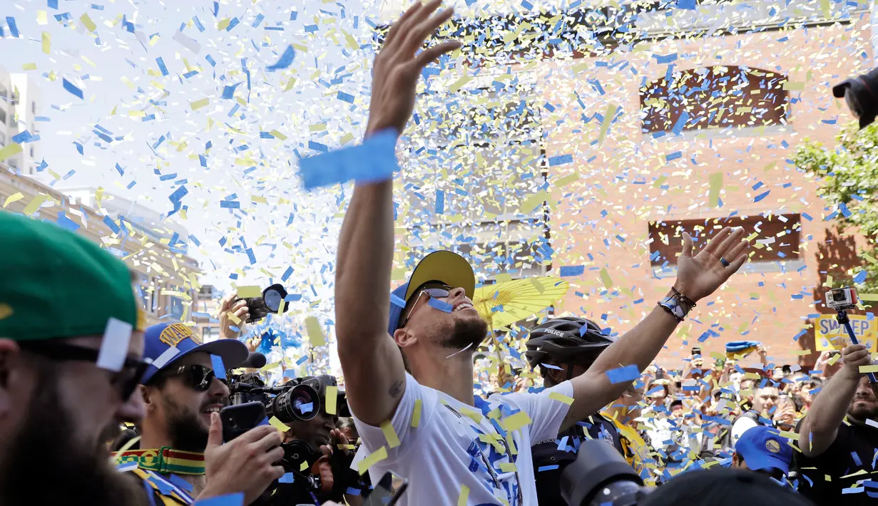 Pemain Guard Golden State Warriors, Stephen Curry saat menggelar parade Warriors 2018 usai menjuarai NBA 2018 di pusat kota Oakland, California, Amerika Serikat, (12/6). (AP Photo/Marcio Jose Sanchez)