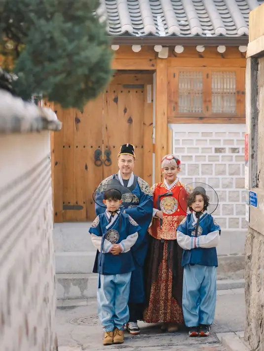 Usai jalani berbagai ajang rali, ia pun selalu punya waktu bersama istri dan anak. Dalam berbagai kesempata, ia kerap jalani liburan bareng bersama keluarga kecilnya hingga ke luar negeri. Beberapa waktu lalu keluarga kecil ini pun baru saja liburan ke Eropa. (Liputan6.com/IG/@sysiio)