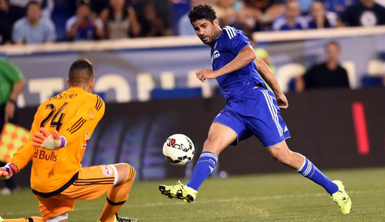 Penyerang Chelsea, Diego Costa (kanan) menendang bola melewati kiper Santiago Castano pada International Champions Cup 2015 di Red Bull Arena, Kamis (23/7/2015). New York Red Bulls menang atas Chelsea dengan skor 4-2. (AFP PHOTO/JEWEL SAMAD)