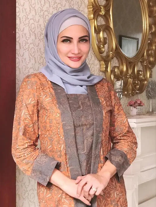 Natalie Sarah tampil cantik dengan mengenakan busana warna cokelat yang dipadu dengan hijab warna abu-abu. (Foto: instagram.com/natalie_sarahs)
