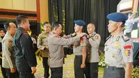 Kapolri Jenderal Listyo Sigit memberikan penghargaan berupa kenaikan pangkat luar biasa kepada 35 personel Satgas Operasi Damai Cartenz. (Merdeka.com)
