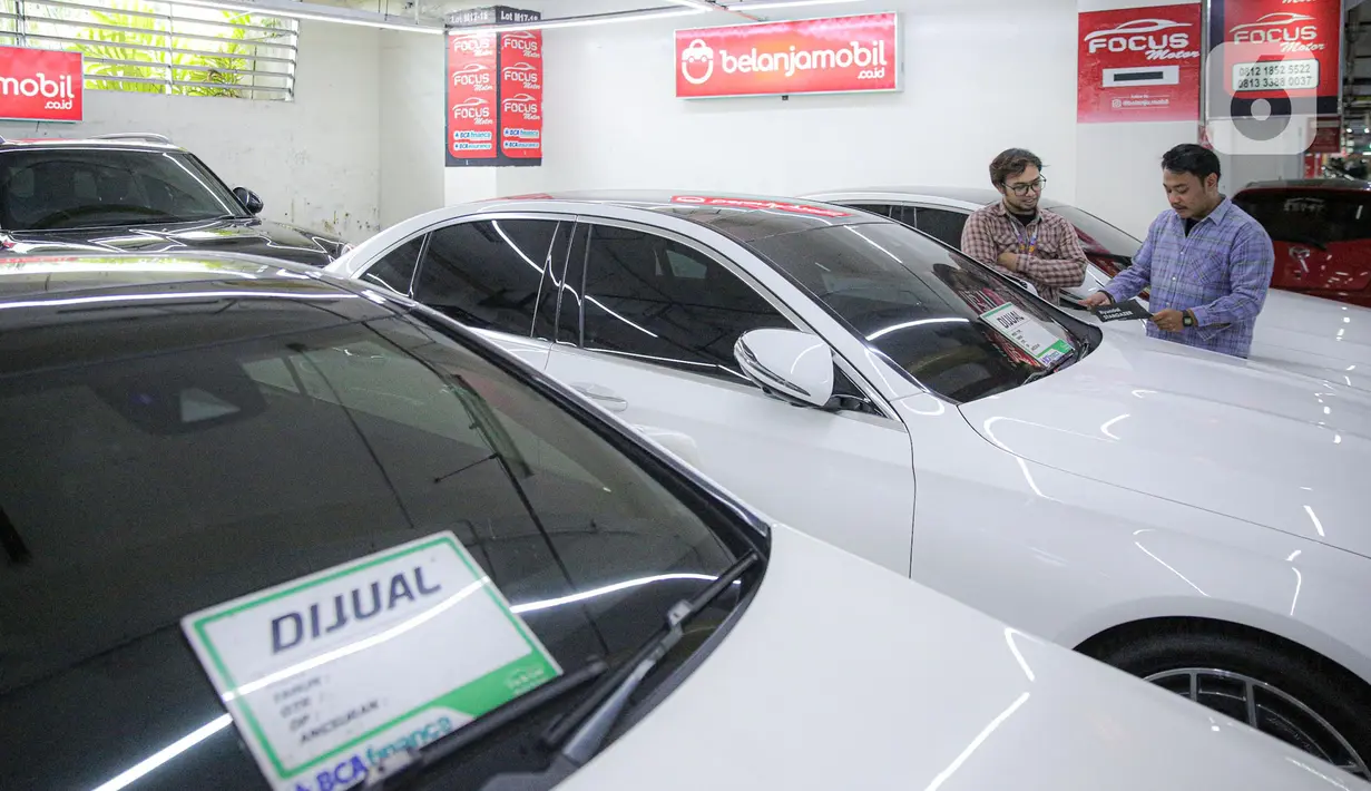 Calon Pembeli mendapatkan penjelasan dari tenaga marketing di Showroom Belanja Mobil, Jakarta, Senin (6/2/2023). Guna menghadirkan kebutuhan mobil bekas untuk masyarakat Indonesia saat ini, sejumlah showroom mobil bekas menerapkan penjualan konvensional serta penggunaan platform media sosial yang bisa memudahkan transaksi pembelian dan penjualan kendaraan. (Liputan6.com/Faizal Fanani)