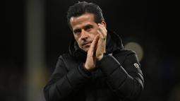 Marco Silva ditunjuk menjadi pelatih Fulham usai terdegradasi ke Championship pada awal musim 2021/2022 menggantikan Scott Parker yang hijrah ke Bournemouth. Hanya butuh semusim, Fulham kembali promosi ke Premier League pada 2022/2023 dan hingga pekan ke-33 sukses menghuni posisi ke-10 klasemen sementara. (AFP/Ben Stansall)