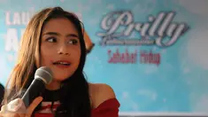 Artis sinetron Prilly Latuconsina ketika merilis album perdananya bertajuk Sahabat Hidup di kawasan Lenteng Agung, Jakarta, Rabu (9/3). Album yang berisi sembilan lagu tersebut diproduseri oleh musisi Maia Estianty. (Liputan6.com/Herman Zakharia)