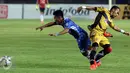 Gelandang Persib, M Taufiq (kiri) menghindari tekel penyerang Mitra Kukar, Airlangga Sucipto saat laga semi final leg kedua Piala Presiden 2015 di Stadion Si Jalak Harupat, Bandung, Sabtu (10/10/2015). (Liputan6.com/Helmi Fithriansyah)