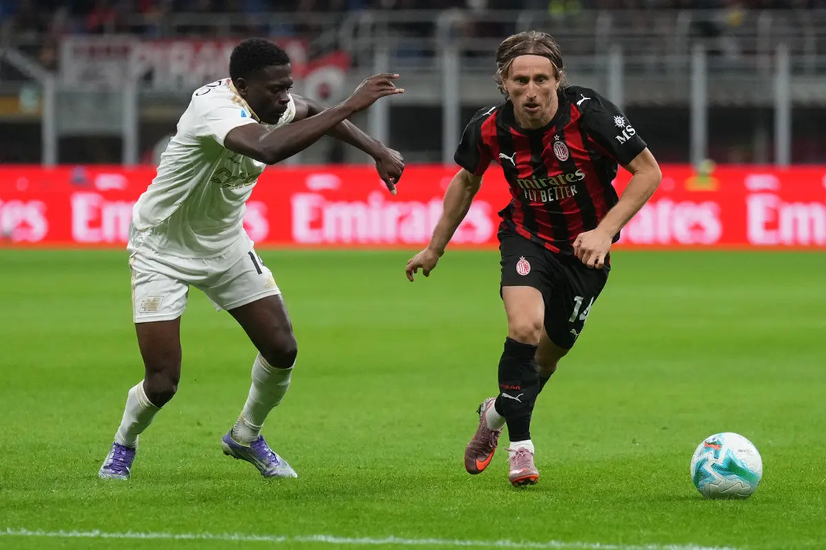 Aksi Luka Modric (kanan) di laga AC Milan vs Pisa di giornata 8 Serie A 2025/2026 di San Siro, Sabtu (25/10/2025) dini hari WIB. (AP Photo/Antonio Calanni)
