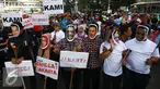 Relawan mengenakan topeng dan atribut tiga paslon Cagub/Cawagub DKI Jakarta melakukan aksi kampanye pilkada damai, aman dan sportif di CFD, kawasan Bunderan HI, Jakarta, Minggu (30/10). (Liputan6.com/Johan Tallo)