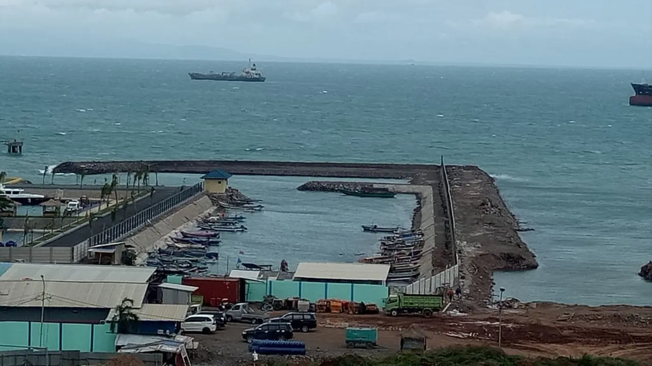 Perahu Nelayan Sandar di PLTU Suralaya