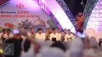 Presiden Jokowi (kanan) berbicara dihadapan anak yatim piatu ketika menghadiri buka bersama yang diselenggarakan oleh anggota Himpunan Bank-Bank Negara (Himbara) di Jakarta Convention Centre, Jakarta, Kamis (2/7/2015). (Liputan6.com/Faizal Fanani)
