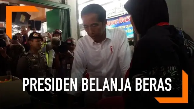 Presiden Jokowi berkunjung ke pasar tradisional Pelem Gading Cilacap Jawa Tengah hari Senin (25/2). Ia sempat belanja beras dari salah seorang pedagang.