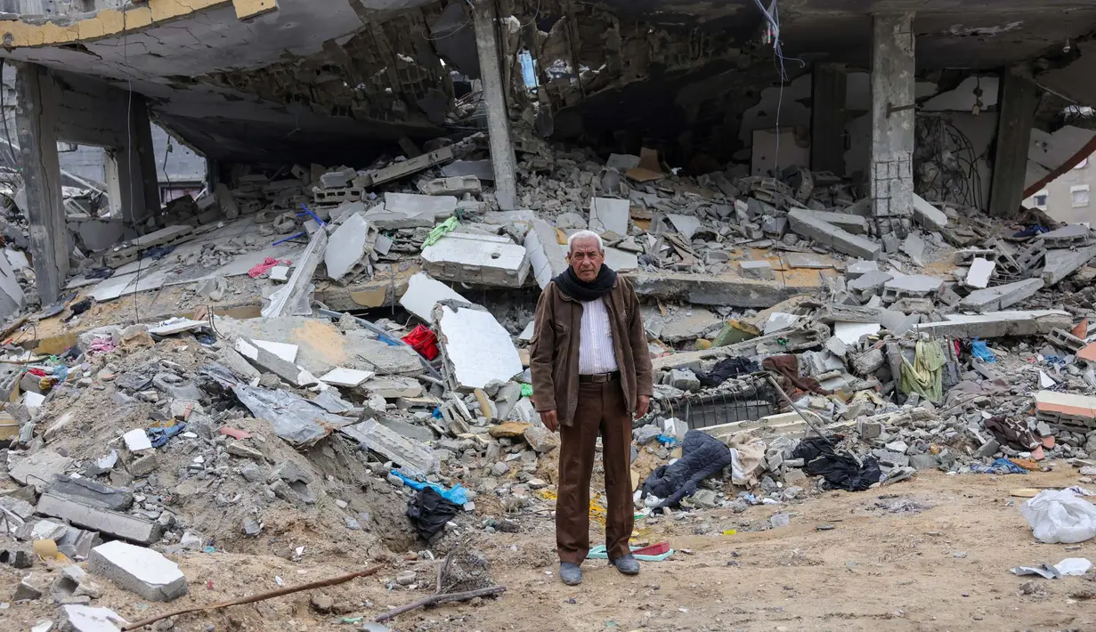 Hussein Abu Elba, 70 tahun, berpose di depan rumahnya yang hancur di Jabalia, Jalur Gaza utara, pada 9 Februari 2025. (Bashar TALEB/AFP)