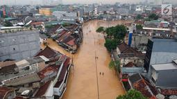 Pemandangan Jalan Jatinegara Barat yang terendam banjir akibat luapan sungai Ciliwung, Jakarta Timur, Selasa (6/2). Akibat meluapnya sungai Ciliwung, sejumlah wilayah di Jakarta tergenang air. (Liputan6.com/Arya Manggala)