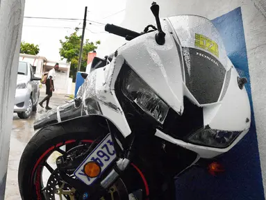 Kondisi motor yang dikendarai atlet Inggris, Germaine Mason di kantor polisi Kingston, Jamaika (20/4). Atlet cabang atletik Inggris ini dikabarkan tewas akibat kecelakaan setelah kehilangan kendali mengemudikan motornya. (AFP Photo/Jewel Samad) 