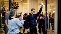 Seorang pria menunjukkan iPhone X usai membelinya di luar toko Apple di Amsterdam, Belanda (3/11). (AFP PHOTO / ANP / Koen van Weel / Netherlands OUT)